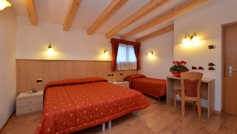 Hotel Zirmes 莫埃纳 外观 照片