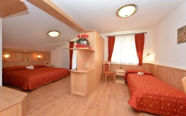 Hotel Zirmes 莫埃纳 外观 照片