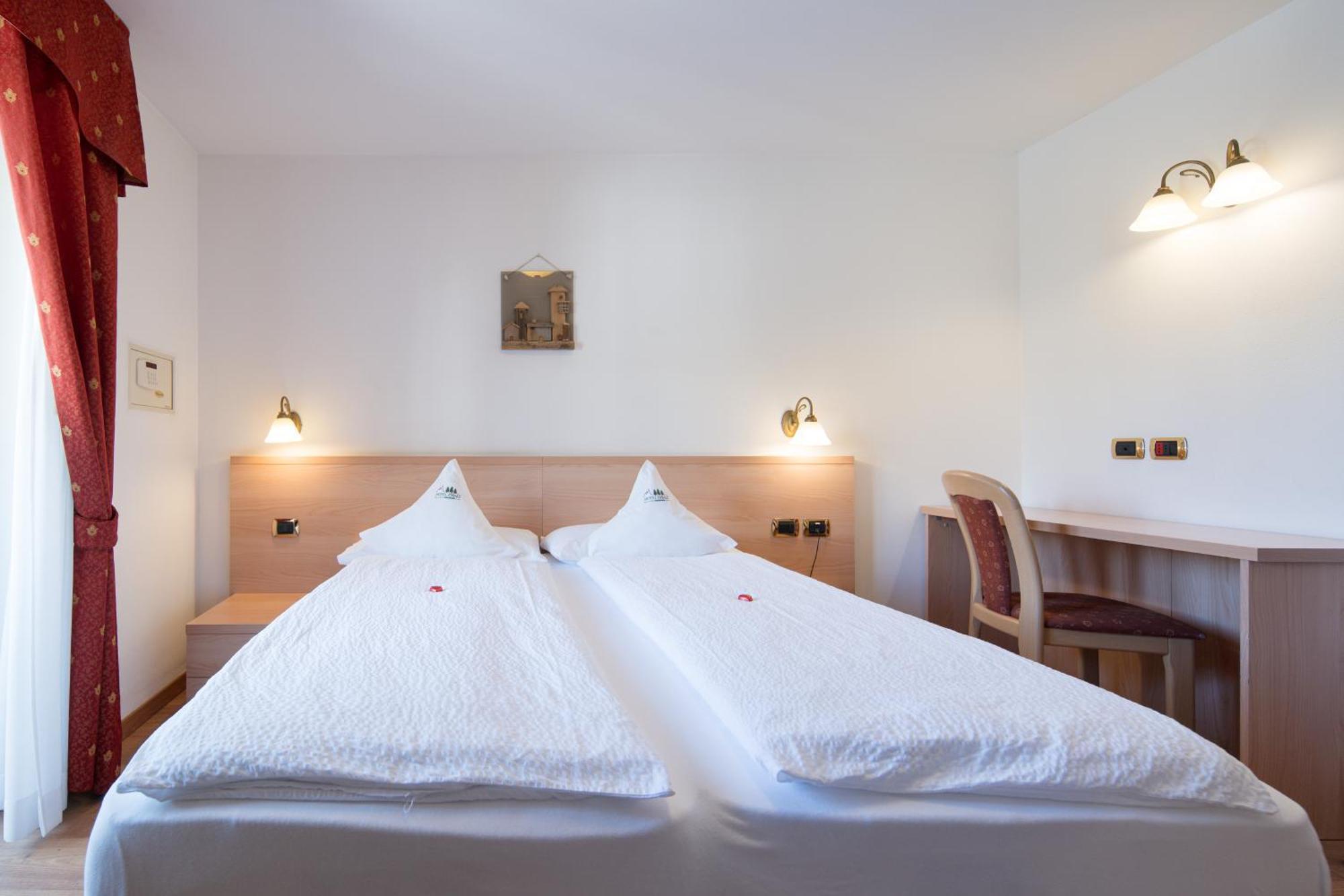 Hotel Zirmes 莫埃纳 外观 照片