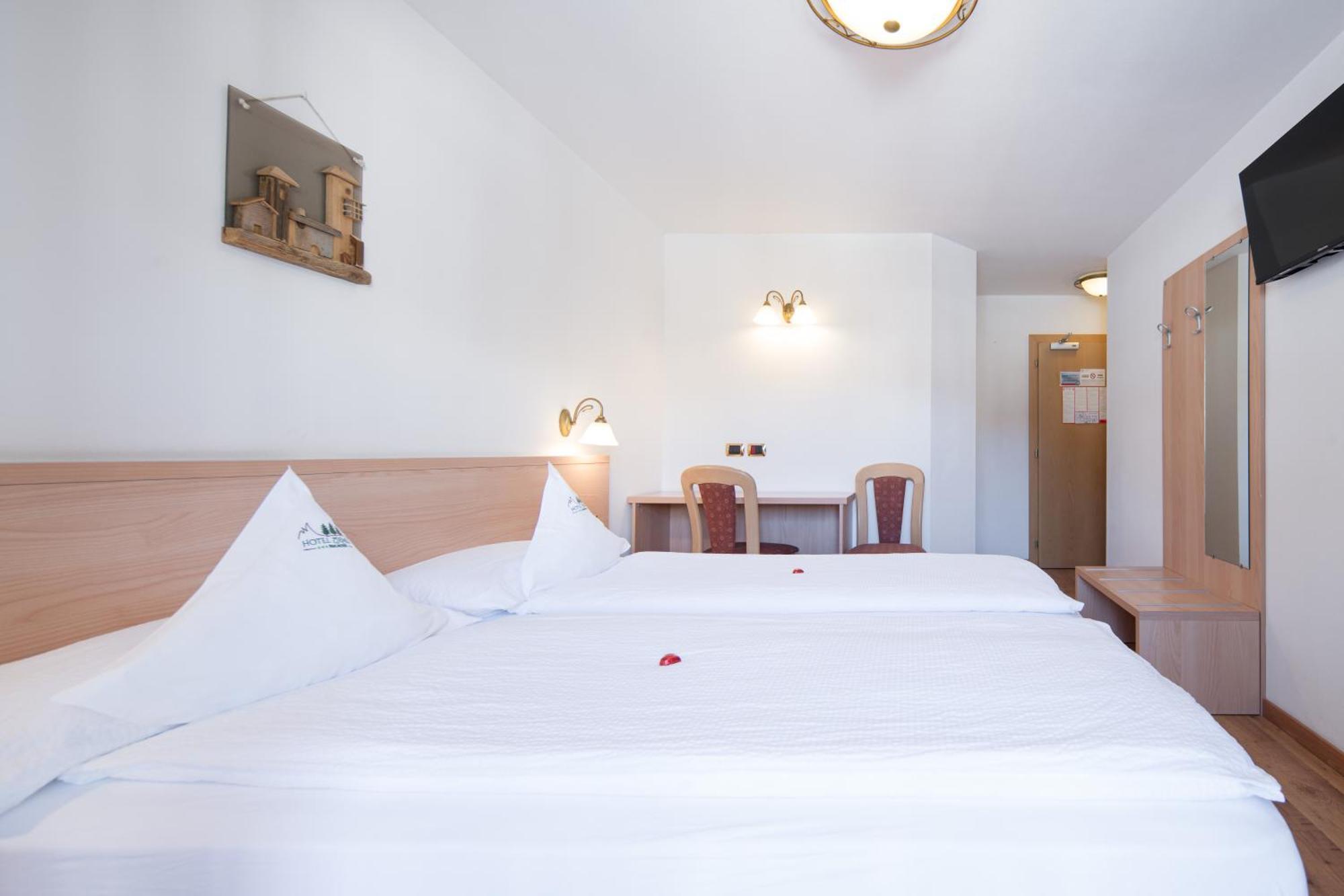 Hotel Zirmes 莫埃纳 外观 照片