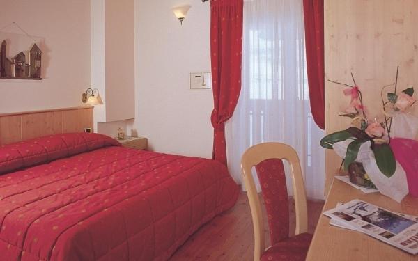 Hotel Zirmes 莫埃纳 外观 照片